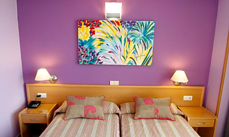 DOUBLE/TWIN ROOM (2 ADULTS)