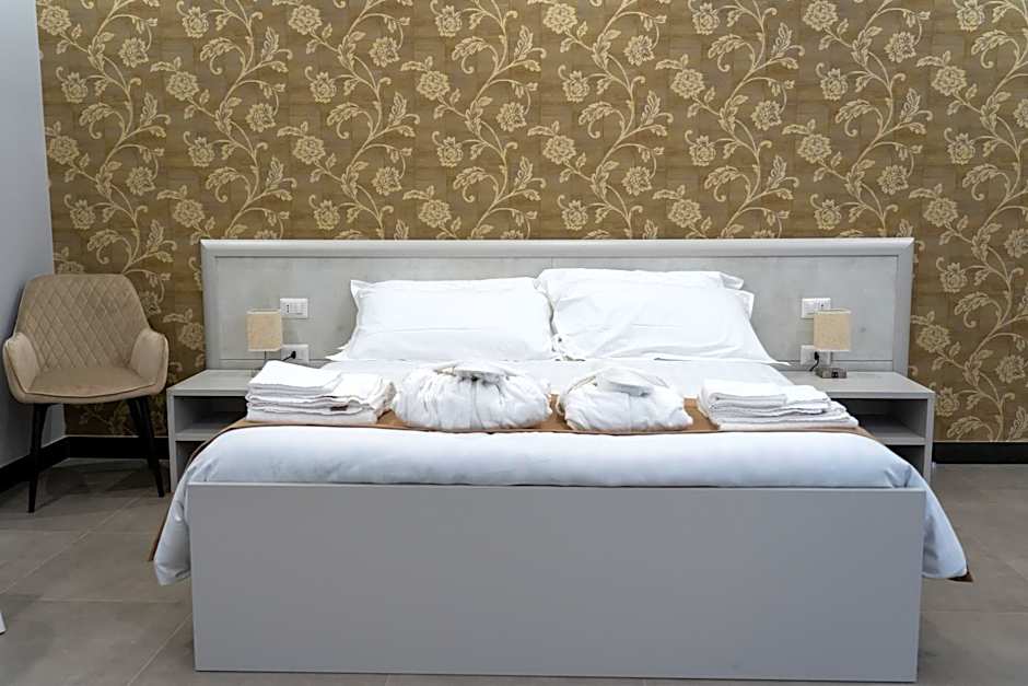 Skyline Rooms & Suites