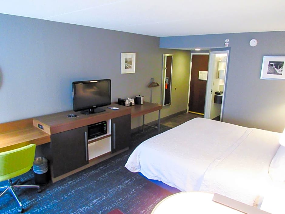 Hampton Inn & Suites Newtown