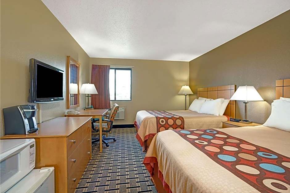 Super 8 by Wyndham Melrose