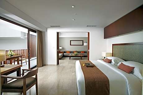 Magani Suite with Spa Bath and Airport Transfer (Drop-Off) (1 King Bed)