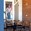 Loft In The Heart Of Americana, Have An Artsy Stay