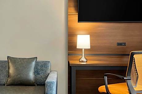 King Room with Roll-In Shower - Mobility Accessible