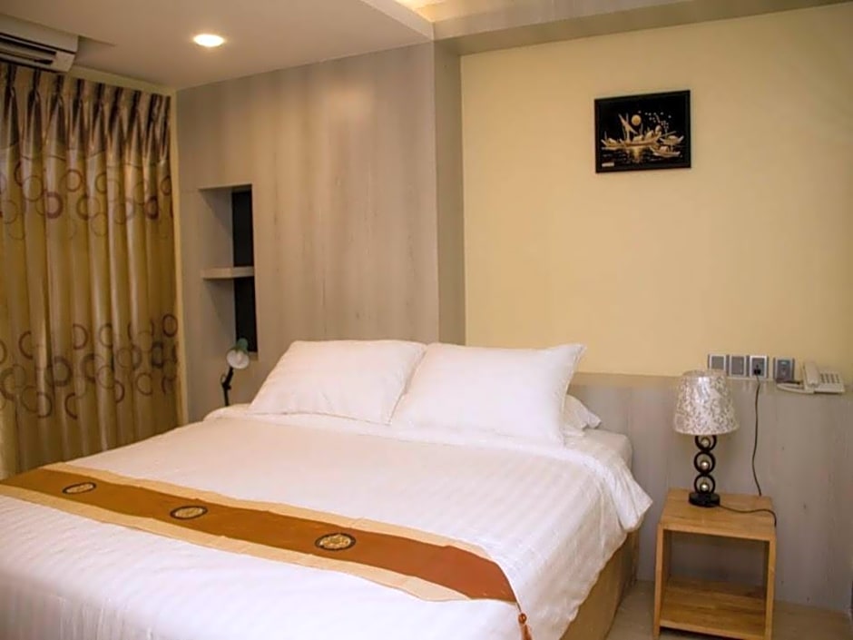 Photo 1 of 4 of Deluxe 1 King Bed