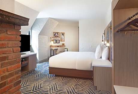 1 King Fireplace Studio Suite