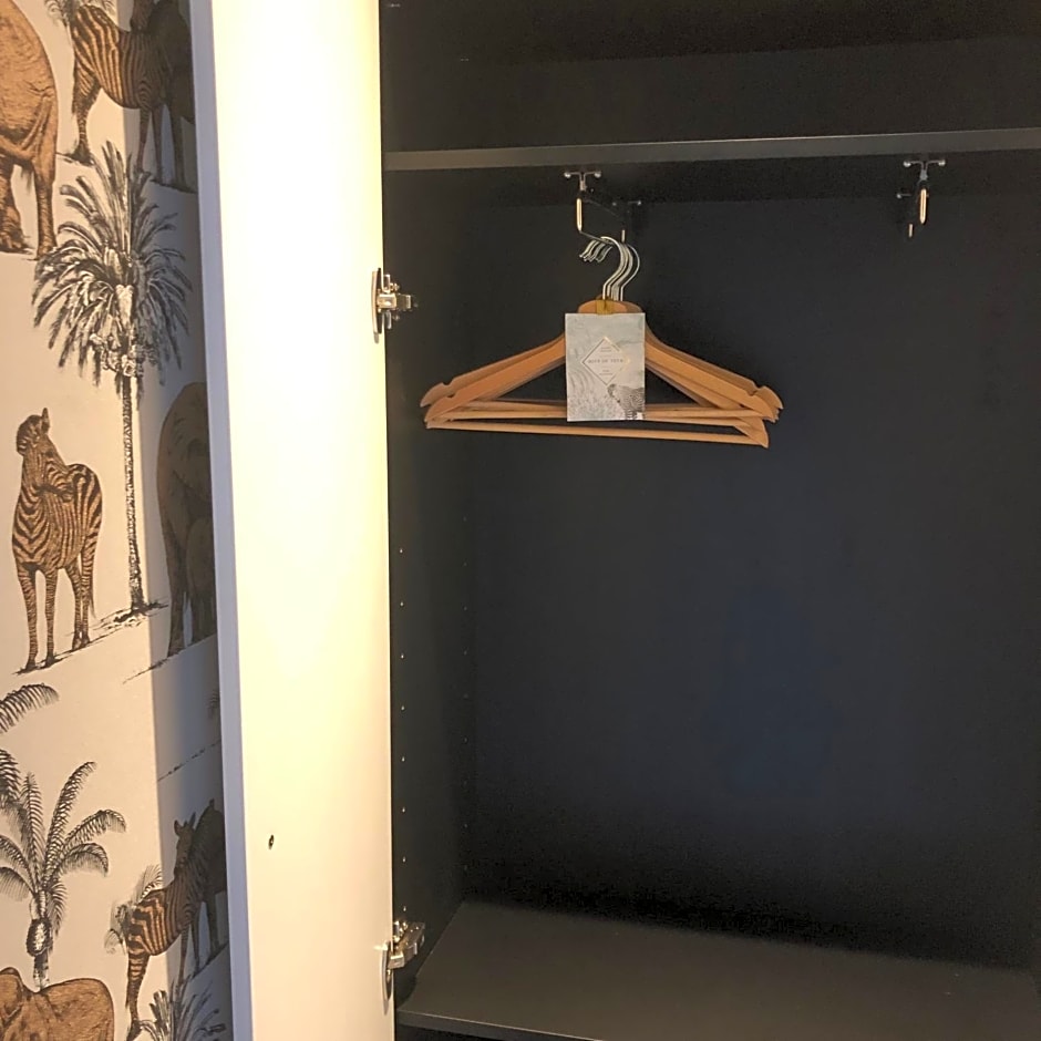 Selemo B&B - Business and leisure - guestroom with private entrance - ensuite bathroom - free parking