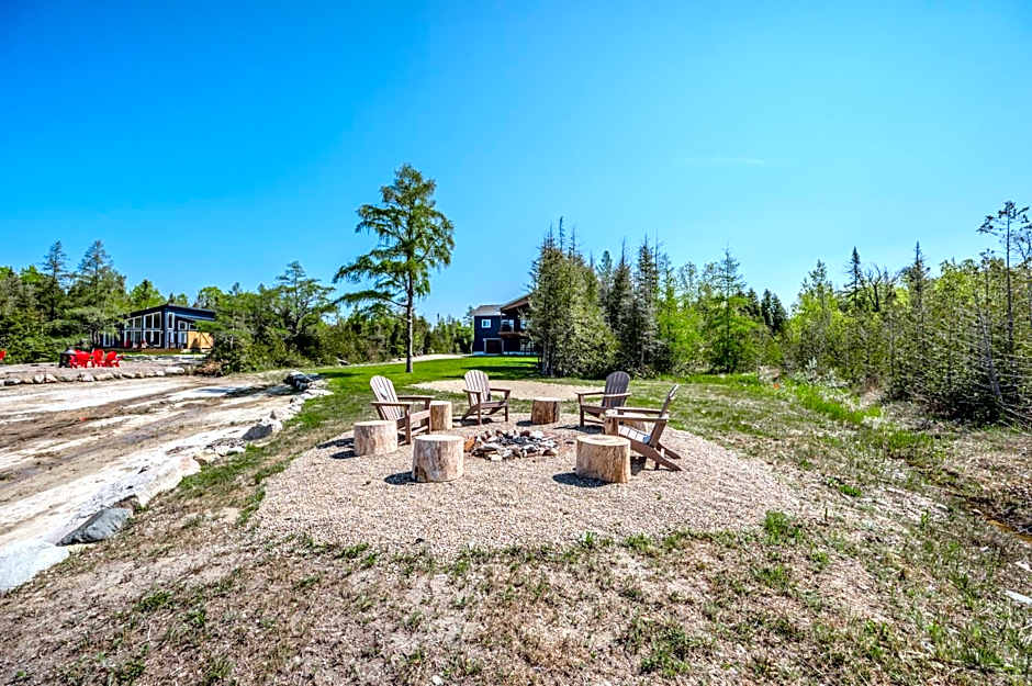 Luxury Lakefront Escape w Games Room