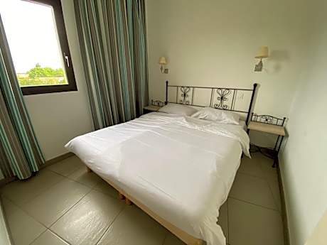 One-Bedroom Apartment with Cabin (6 Adults)