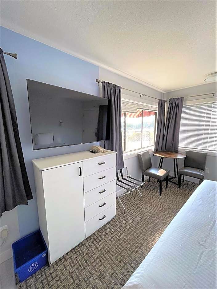 Super 8 by Wyndham Lake Country/Winfield Area