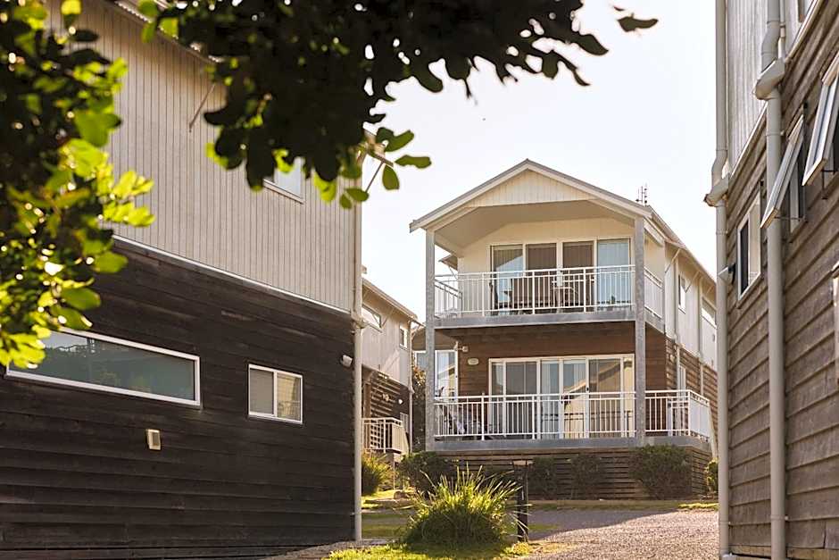 Caves Coastal Bar & Bungalows