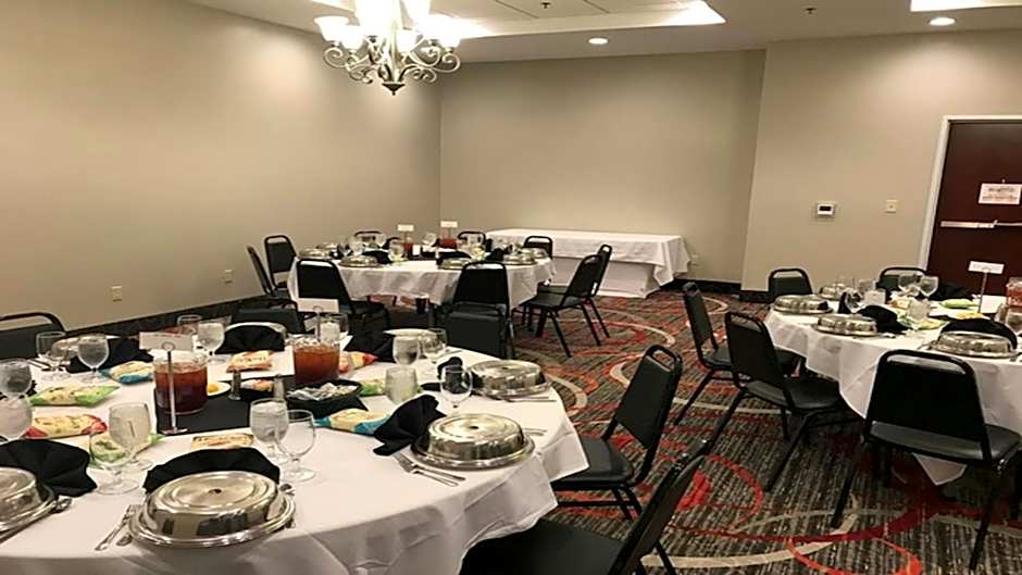 Holiday Inn & Suites Lafayette North by IHG