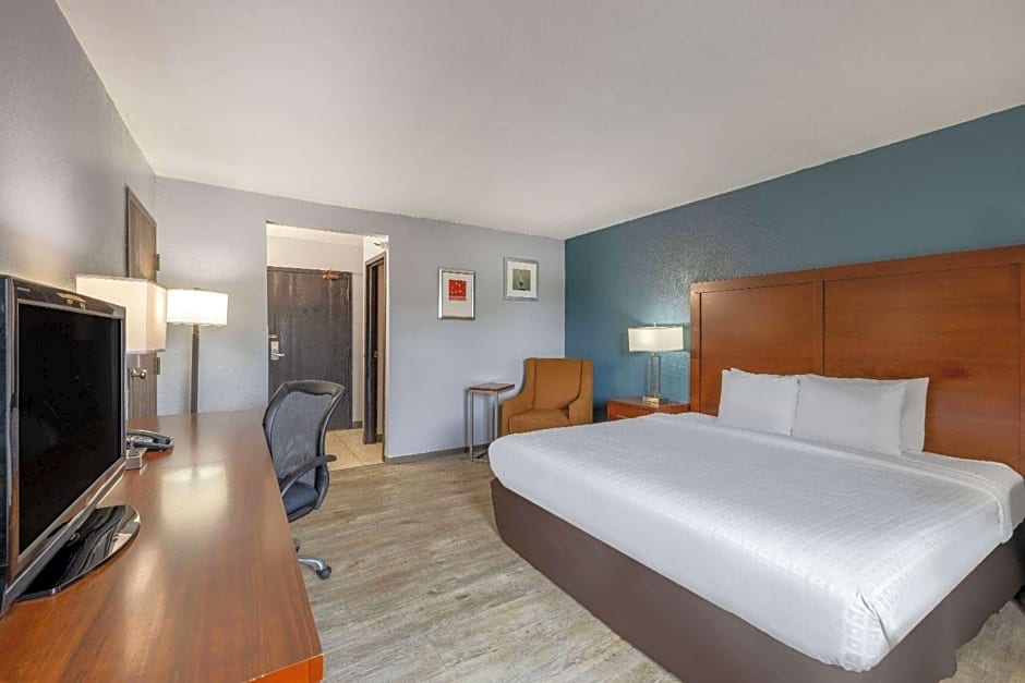 Travelodge by Wyndham Brooklyn Center