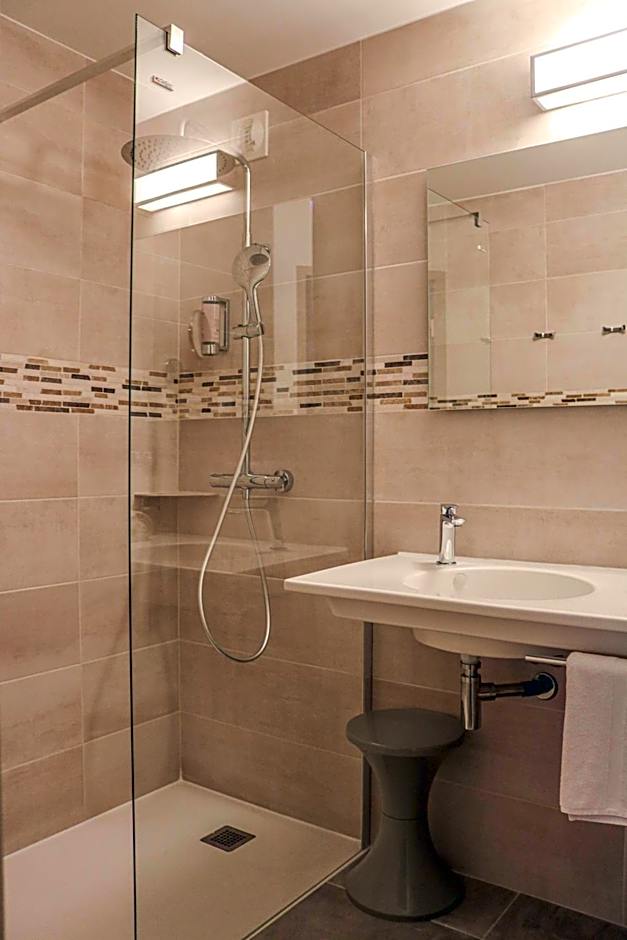 Logis Hôtel La Bastide De Grignan & Restaurant "La Chênaie"