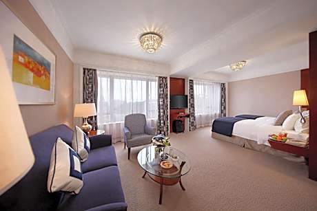 Royal Deluxe Twin Suite with 2 Breakfasts, 2 afternoon tea and Lounge Benefits