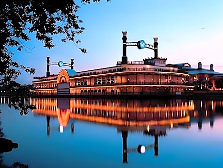 1 Queen Mobility Hearing Accessible Roll In Shower Non-Smoking