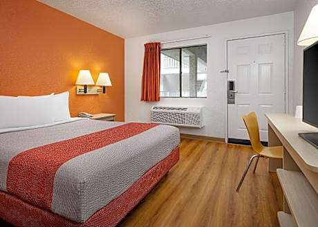 1 Queen Bed | ADA/RI Shower