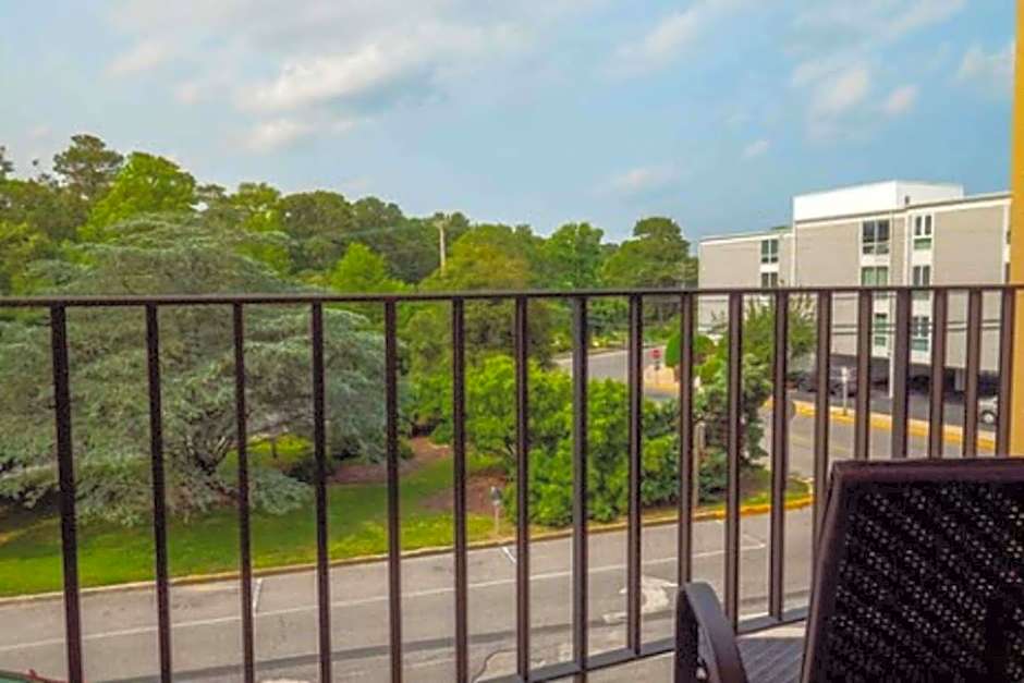 Breakers Hotel & Suites