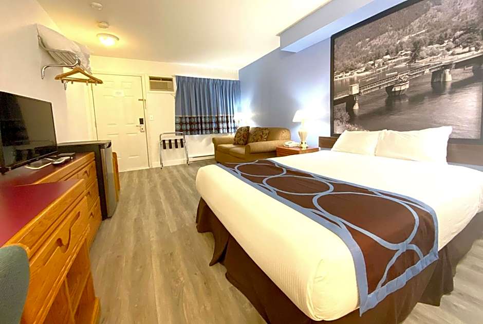 Super 8 by Wyndham Sicamous