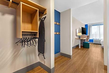 1 King Mobility/Hearing Access W/Tub