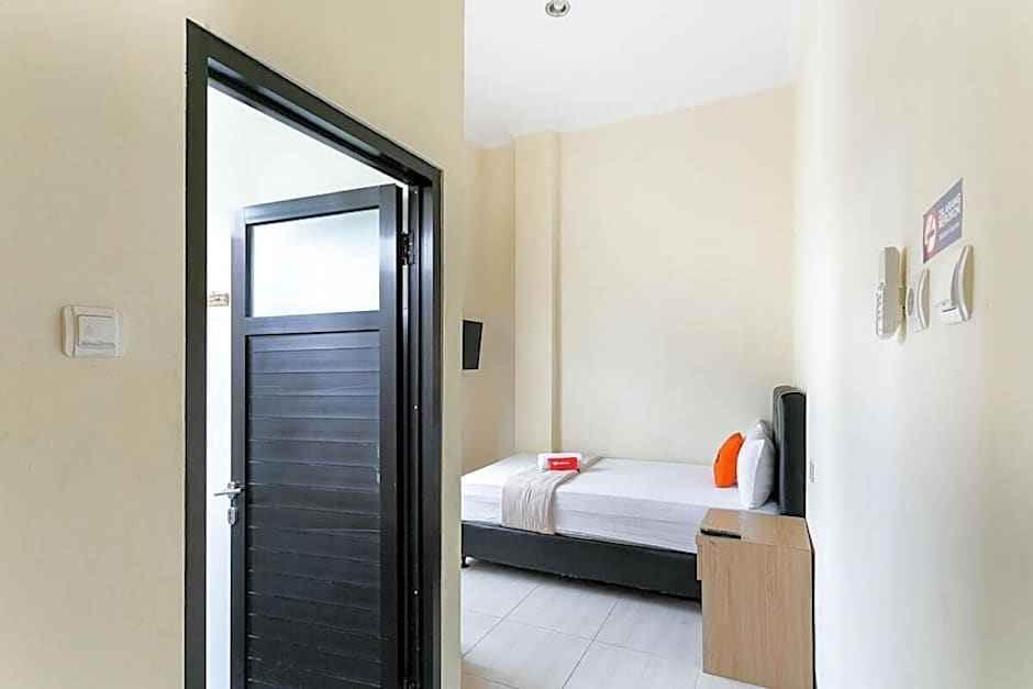 RedDoorz Syariah near Purwosari Train Station