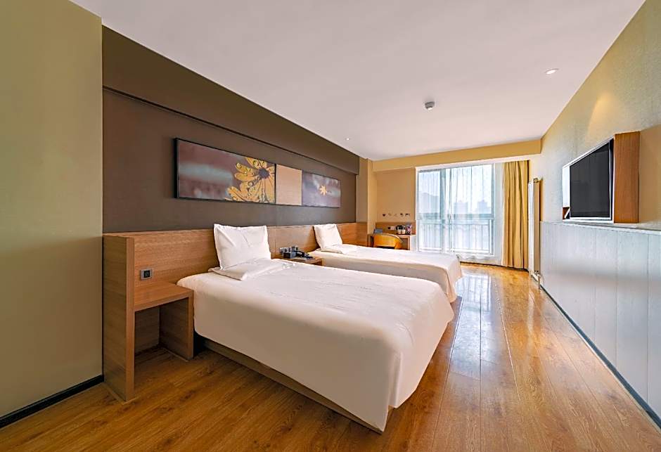 IU Hotel Xian Xijing Hospital Tonghua Gate Subway Station Branch