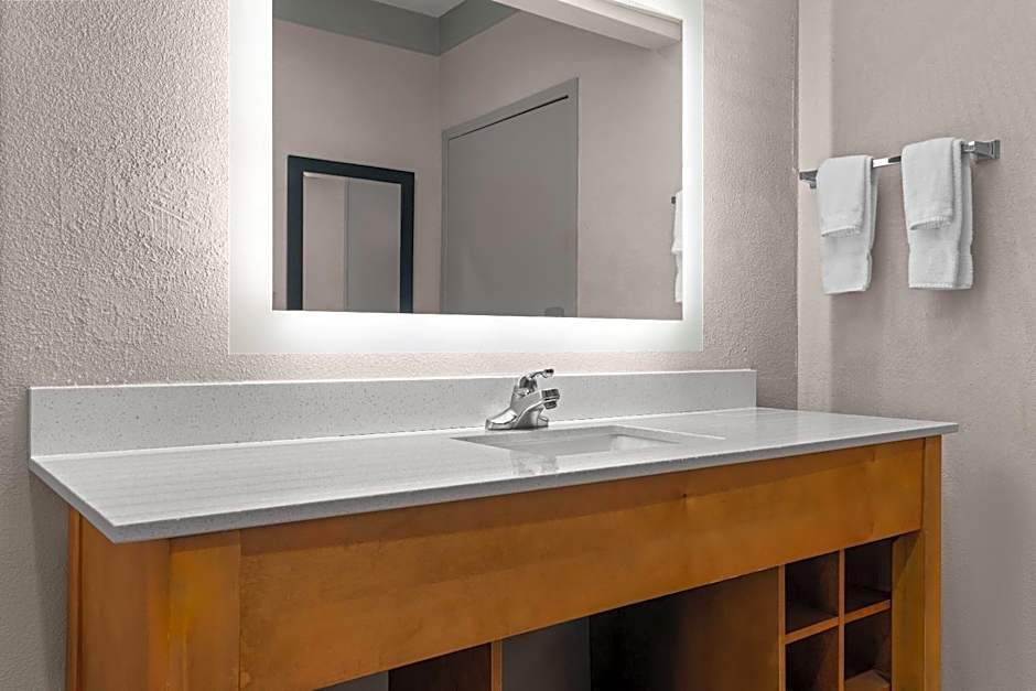 La Quinta Inn & Suites by Wyndham Jackson Airport/Pearl