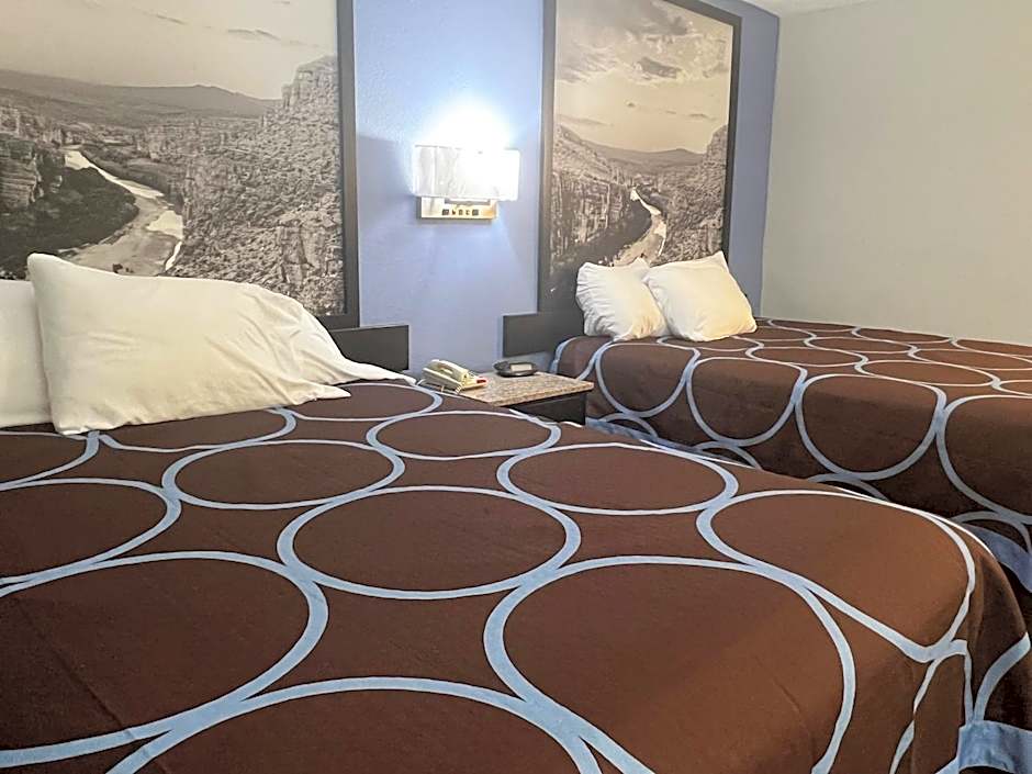 Super 8 by Wyndham Cleveland TX