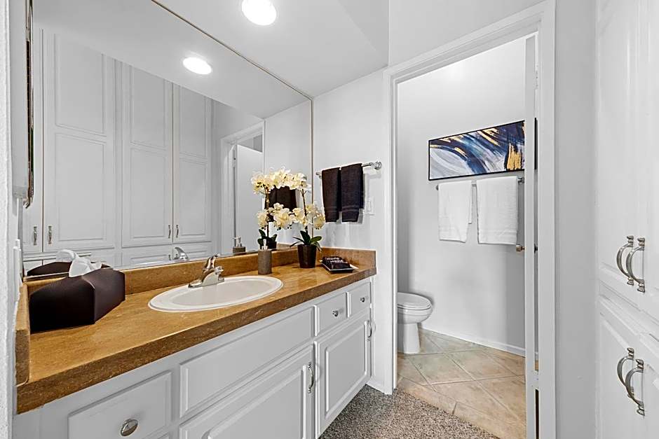 Beverly Hills Penthouse 2 BR Apt with Parking 407