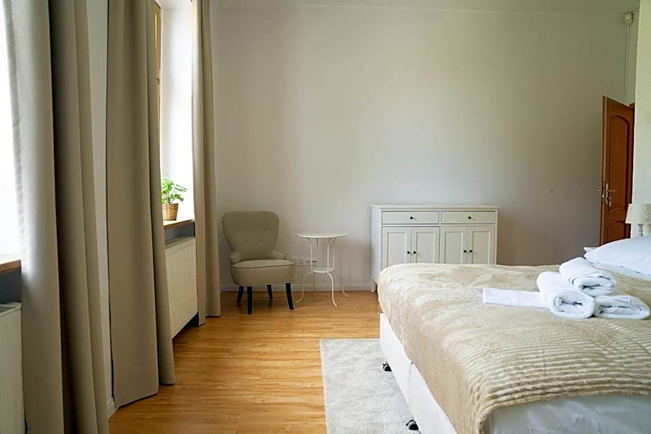 Pałac Ostoja - pokoje gościnne