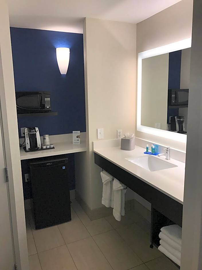 Holiday Inn Express & Suites Tracy By IHG