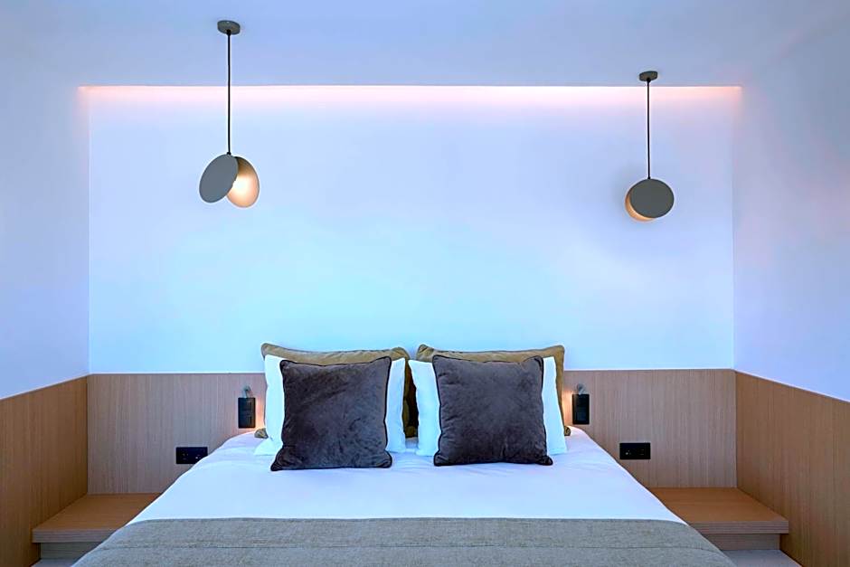 Twinn Downtown Piraeus, Santikos Collection