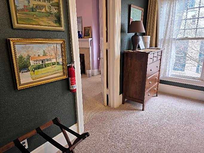 The Kings Throne Inn and Guest House