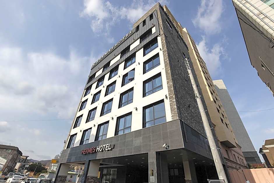 Hotel Hermes at Yongin Everland Station