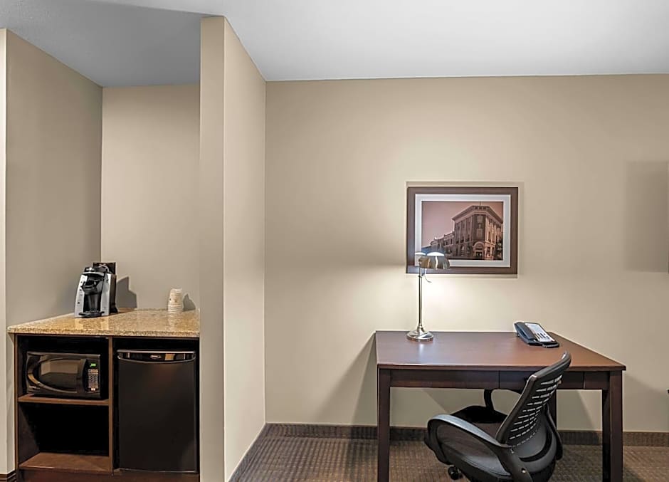 Best Western Plus Lacombe Inn & Suites