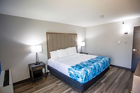 One-Bedroom King Suite with Bathtub - Mobility/Hearing Accessible - Non-Smoking