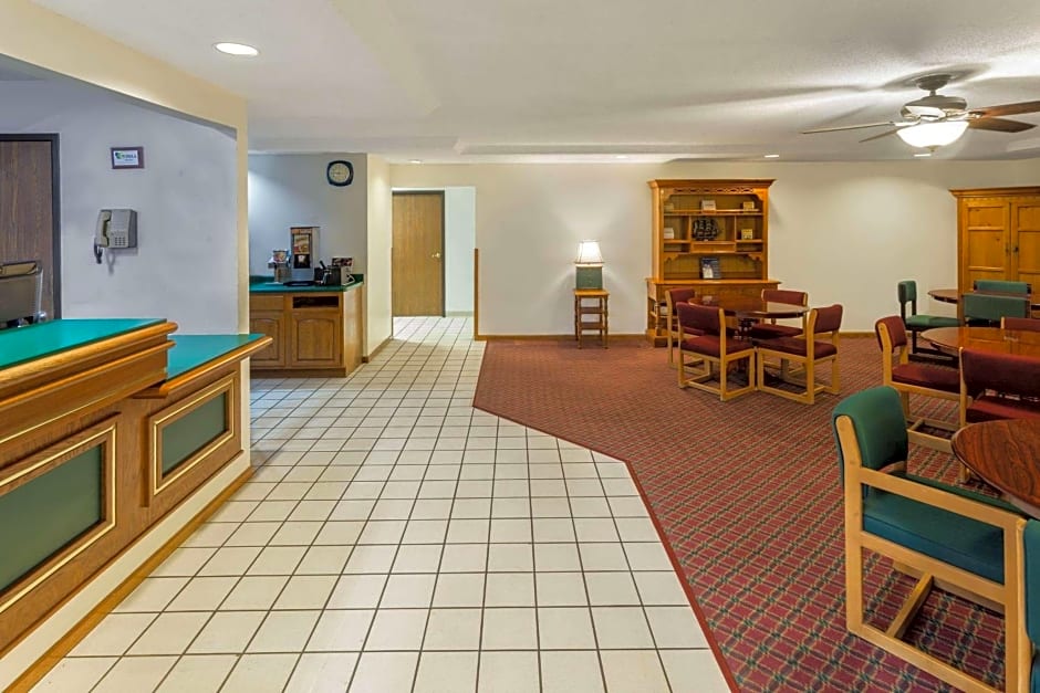 Super 8 by Wyndham Reedsburg