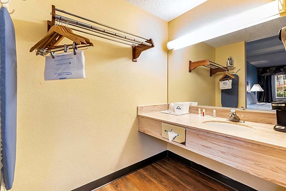 Days Inn by Wyndham Federal Way