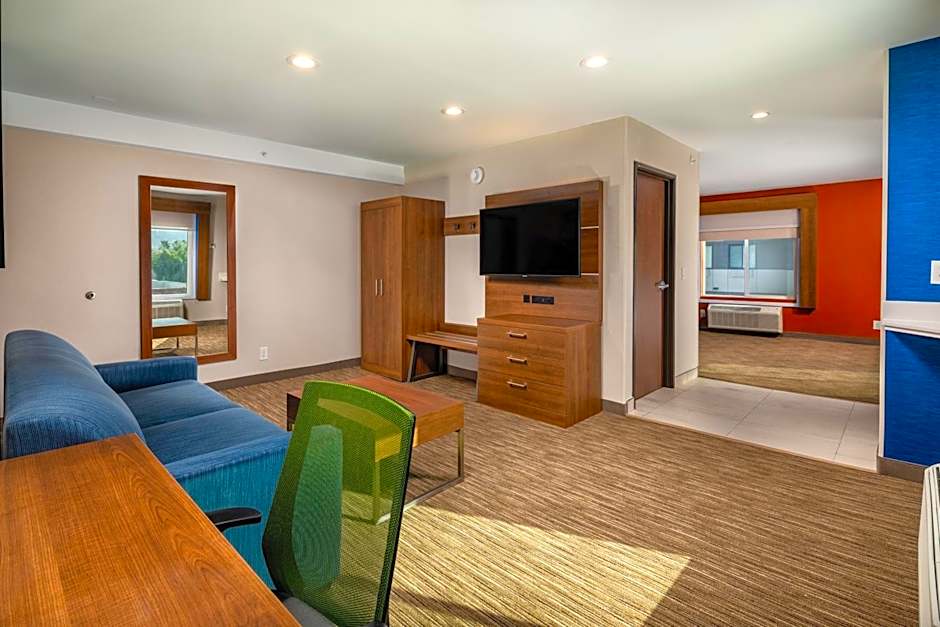 Holiday Inn Express and Suites Chatsworth By IHG