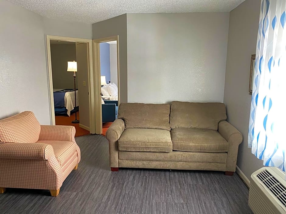 Days Inn & Suites by Wyndham Green Bay WI