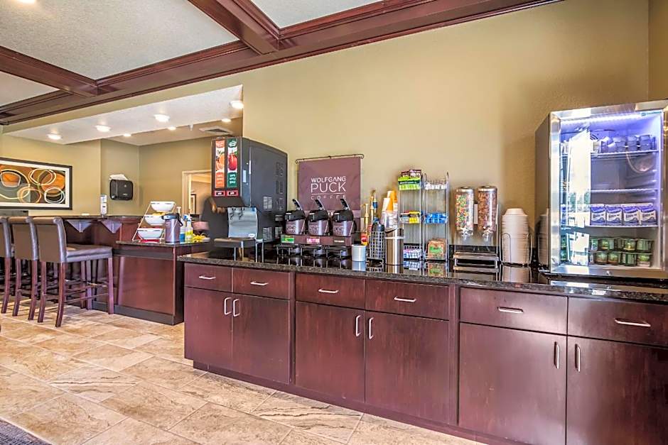 Cobblestone Hotel & Suites - Victor