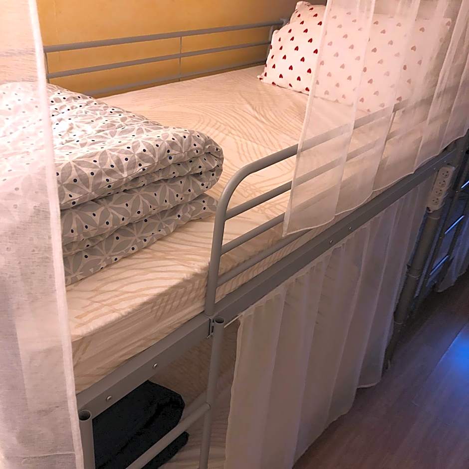 Female dorm- Femme dortoir Paris 8pm-10am