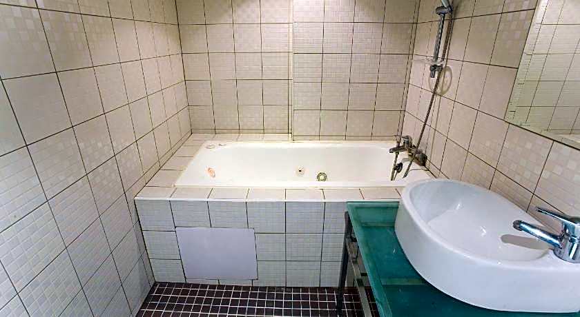 Hold Me Hotel  Zhongzheng