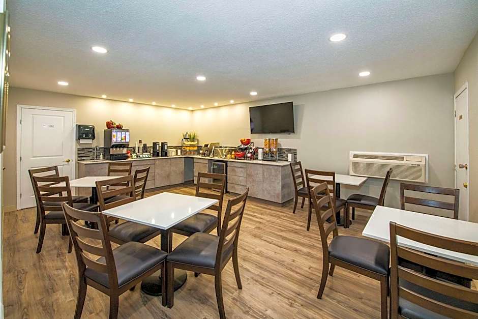 Econo Lodge Inn & Suites