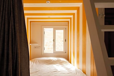 Double Bed in a Mixed Dormitory with 4 Beds