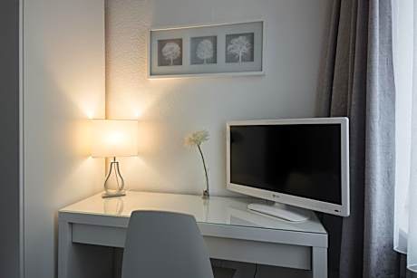 Double Room with Shared Bathroom and Toilet in Hallway