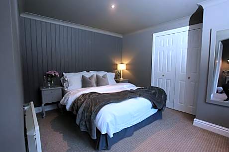 King-Superior-Ensuite with Bath-Courtyard view