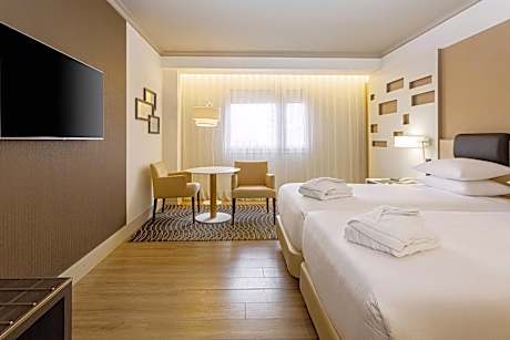 Executive Twin Room with Lounge Access and Parking included