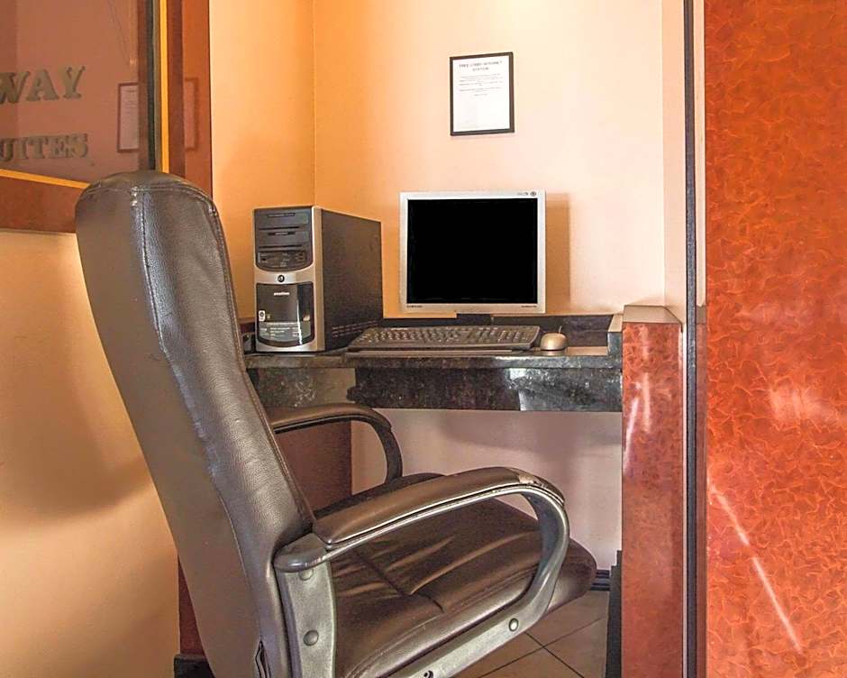 Rodeway Inn & Suites Brunswick near Hwy 1