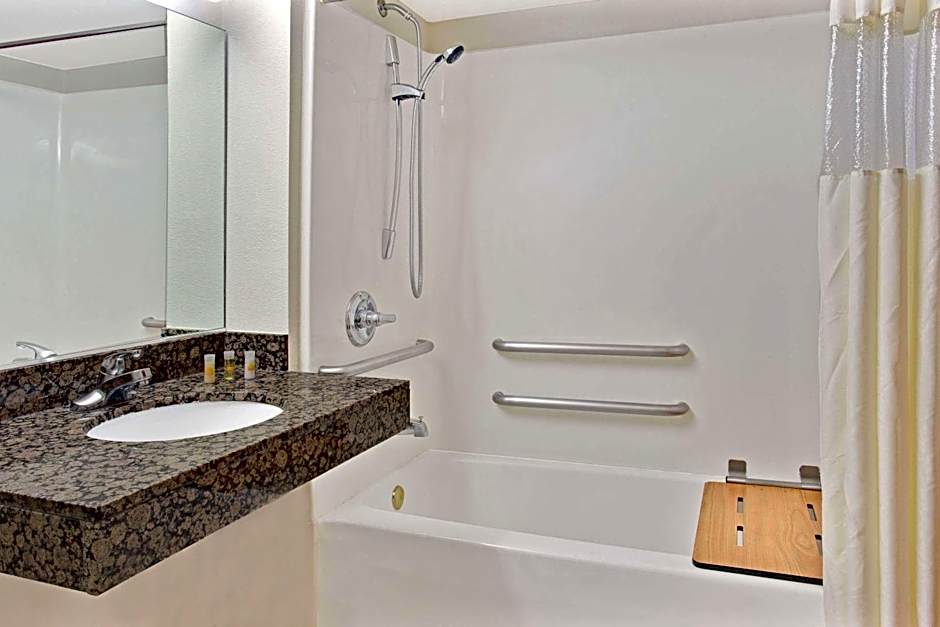 Days Inn & Suites by Wyndham Laurel Near Fort Meade