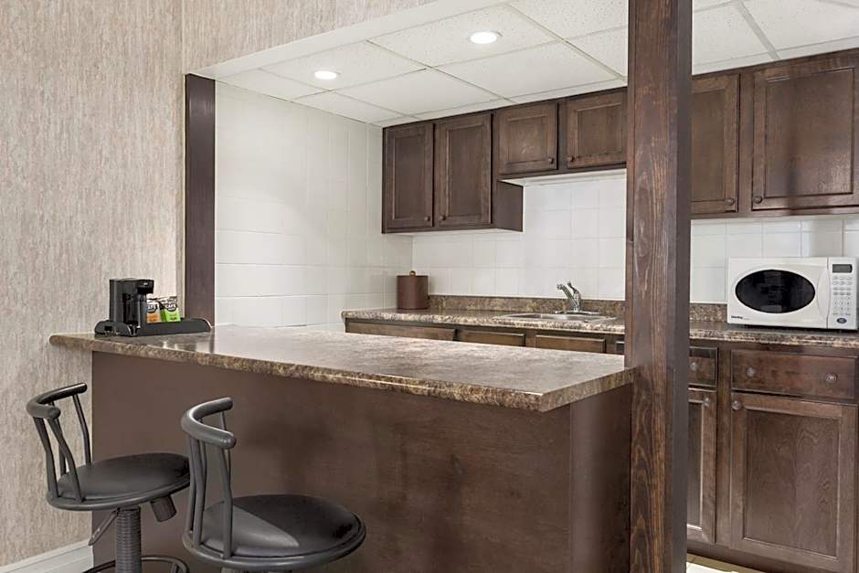 Days Inn & Conference Center by Wyndham Bridgewater